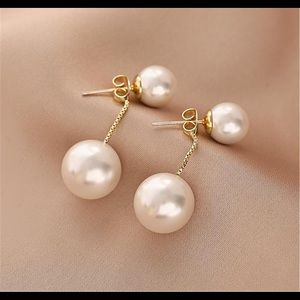 Large and small pearl pin earrings